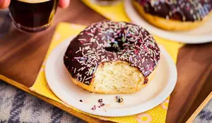 2 donuts, glaçage chocolat noir