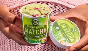 Crème glacée matcha sauce framboise
