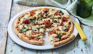 Pizza tomate, poulet, artichaut
