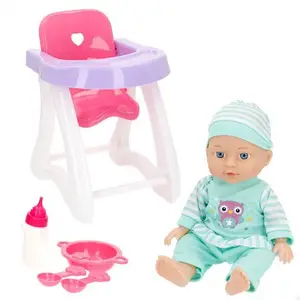 Poupée bébé avec chaise haute