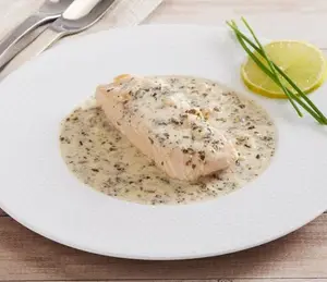 PAVÉ DE SAUMON SAUCE À L'OSEILLE ET RIZ BASMATI U OU DOS DE CABILLAUD SAUCE AUX LÉGUMES ET DUO DE RIZ U